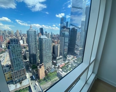 West 38th Street - Photo Thumbnail 1