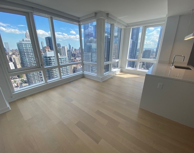 West 38th Street - Photo Thumbnail 4