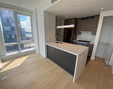 West 38th Street - Photo Thumbnail 6