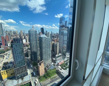 West 38th Street - Photo Thumbnail 5