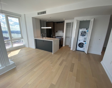 West 38th Street - Photo Thumbnail 10