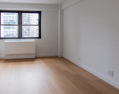 222 East 39th Street - Photo Thumbnail 5