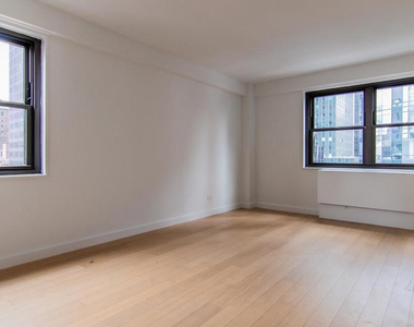 222 East 39th Street - Photo Thumbnail 3