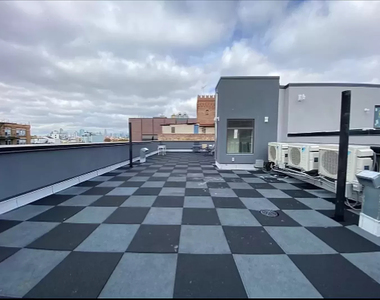 61 Montrose Avenue - Photo Thumbnail 8