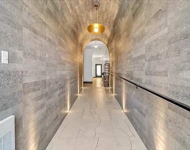 61 Montrose Avenue - Photo Thumbnail 6
