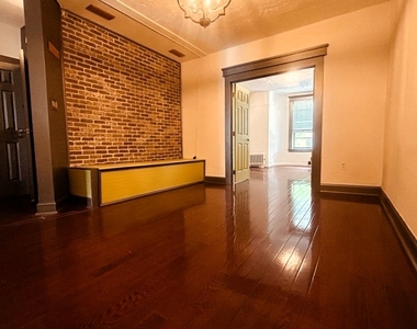 43rd Street between 31st and 30th avenue - Photo Thumbnail 4