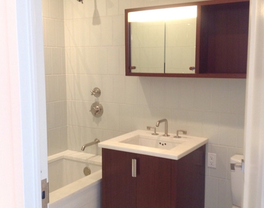 60 Riverside Boulevard - Photo Thumbnail 10