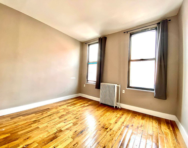 92 Moore Street - Photo Thumbnail 1