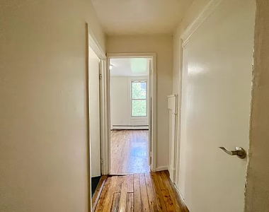 33 Montrose Avenue - Photo Thumbnail 3