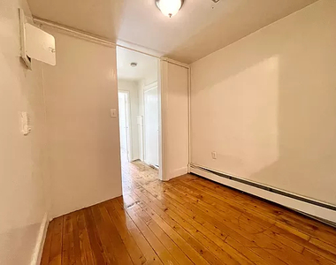 33 Montrose Avenue - Photo Thumbnail 5