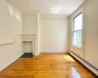 33 Montrose Avenue - Photo Thumbnail 6