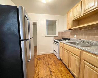 33 Montrose Avenue - Photo Thumbnail 2