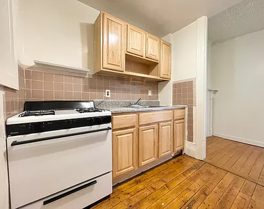 33 Montrose Avenue - Photo Thumbnail 1