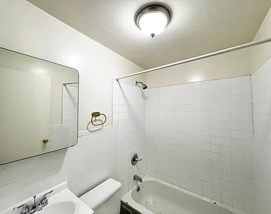 33 Montrose Avenue - Photo Thumbnail 8