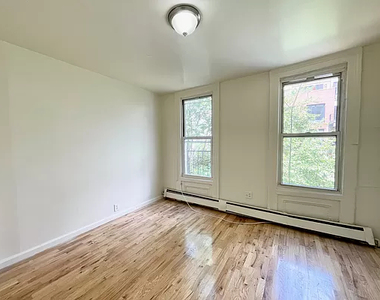 33 Montrose Avenue - Photo Thumbnail 7