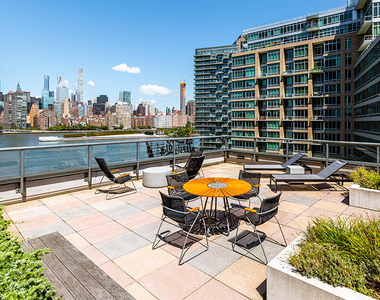 4720 Center Blvd - Balcony studio - Photo Thumbnail 5