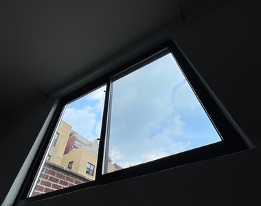E 88th and Lexington  - Photo Thumbnail 5