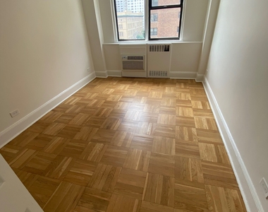 East 79th Street - Photo Thumbnail 12
