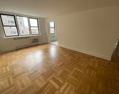 East 79th Street - Photo Thumbnail 3
