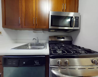 365 West 52nd Street - Photo Thumbnail 2