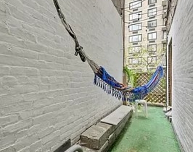 East 82nd Street - Photo Thumbnail 6
