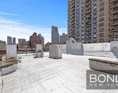 East 82nd Street - Photo Thumbnail 5
