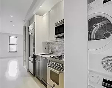 132 East 61st Street - Photo Thumbnail 4