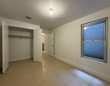 16 Meserole Street - Photo Thumbnail 7