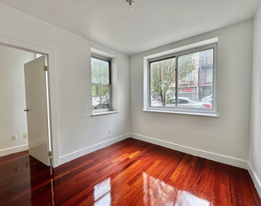 16 Meserole Street - Photo Thumbnail 2