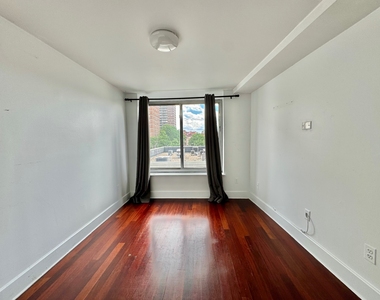 16 Meserole Street - Photo Thumbnail 4