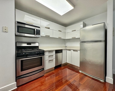 16 Meserole Street - Photo Thumbnail 1