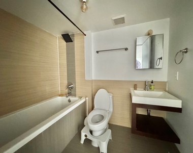 16 Meserole Street - Photo Thumbnail 2