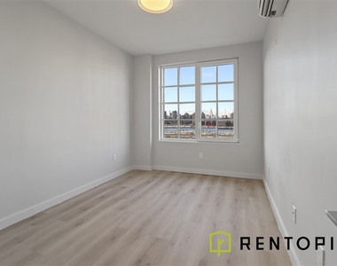 251 Front Street - Photo Thumbnail 7