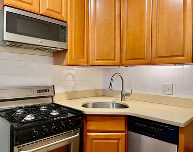 386 Manhattan Avenue - Photo Thumbnail 2