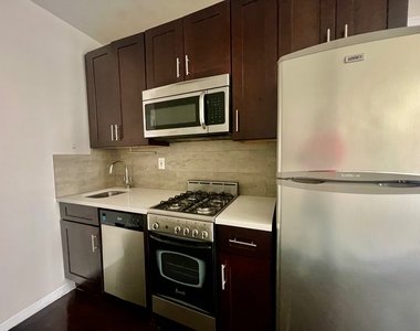 386 Manhattan Avenue - Photo Thumbnail 2
