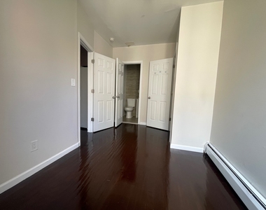 386 Manhattan Avenue - Photo Thumbnail 4