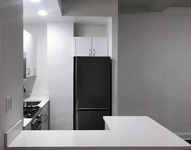 East 46th Street by Lexington Ave - Photo Thumbnail 4