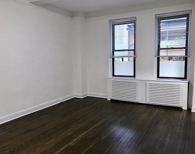 East 46th Street by Lexington Ave - Photo Thumbnail 2