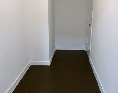 East 46th Street by Lexington Ave - Photo Thumbnail 6
