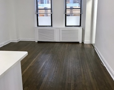 East 46th Street by Lexington Ave - Photo Thumbnail 1