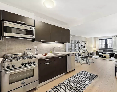 222 East 39th Street - Photo Thumbnail 3