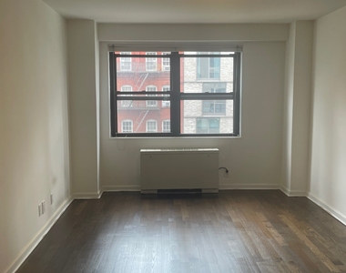 East 89th Street - Photo Thumbnail 6