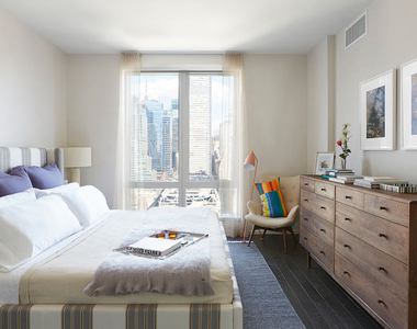 555 10th Avenue - Photo Thumbnail 2