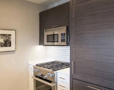 555 10th Avenue - Photo Thumbnail 4