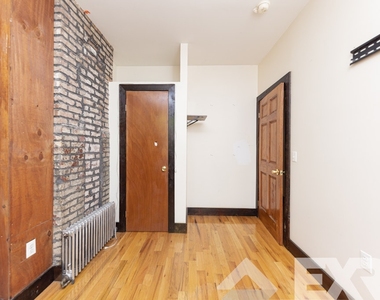 930 Hart Street - Photo Thumbnail 9