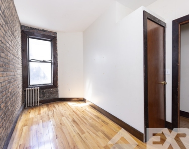 930 Hart Street - Photo Thumbnail 12