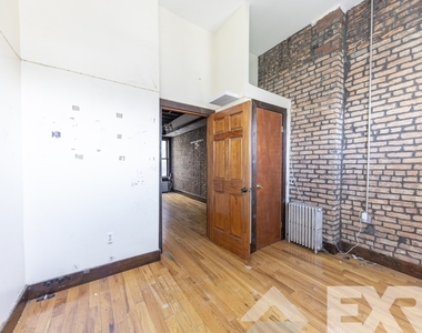 930 Hart Street - Photo Thumbnail 7