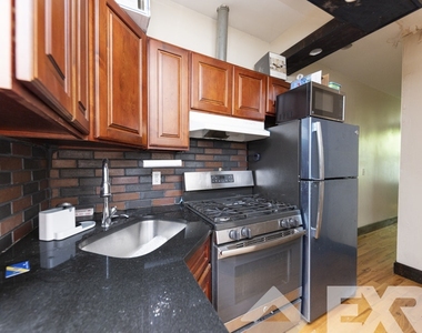 930 Hart Street - Photo Thumbnail 5