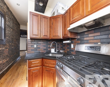 930 Hart Street - Photo Thumbnail 4