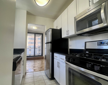 E 40TH ST - Photo Thumbnail 6